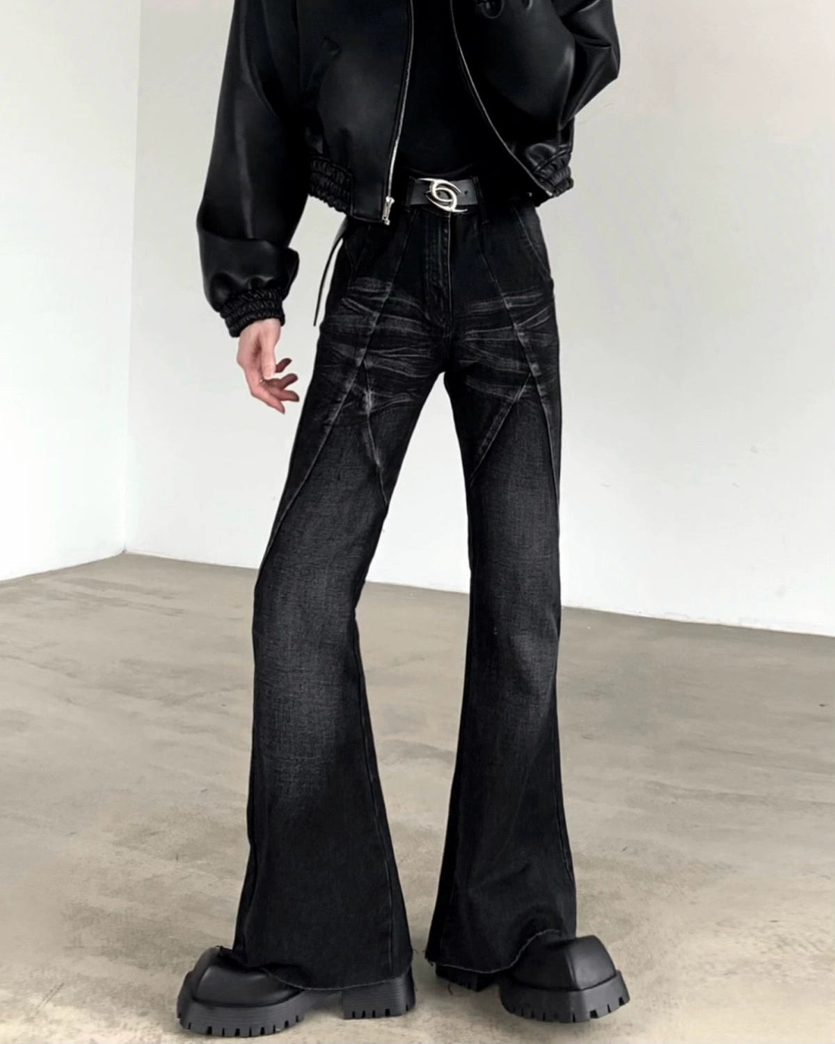 ブラック　フレアデニム ブリーチグラデーションストレッチブラックフレアデニム ／ bleach